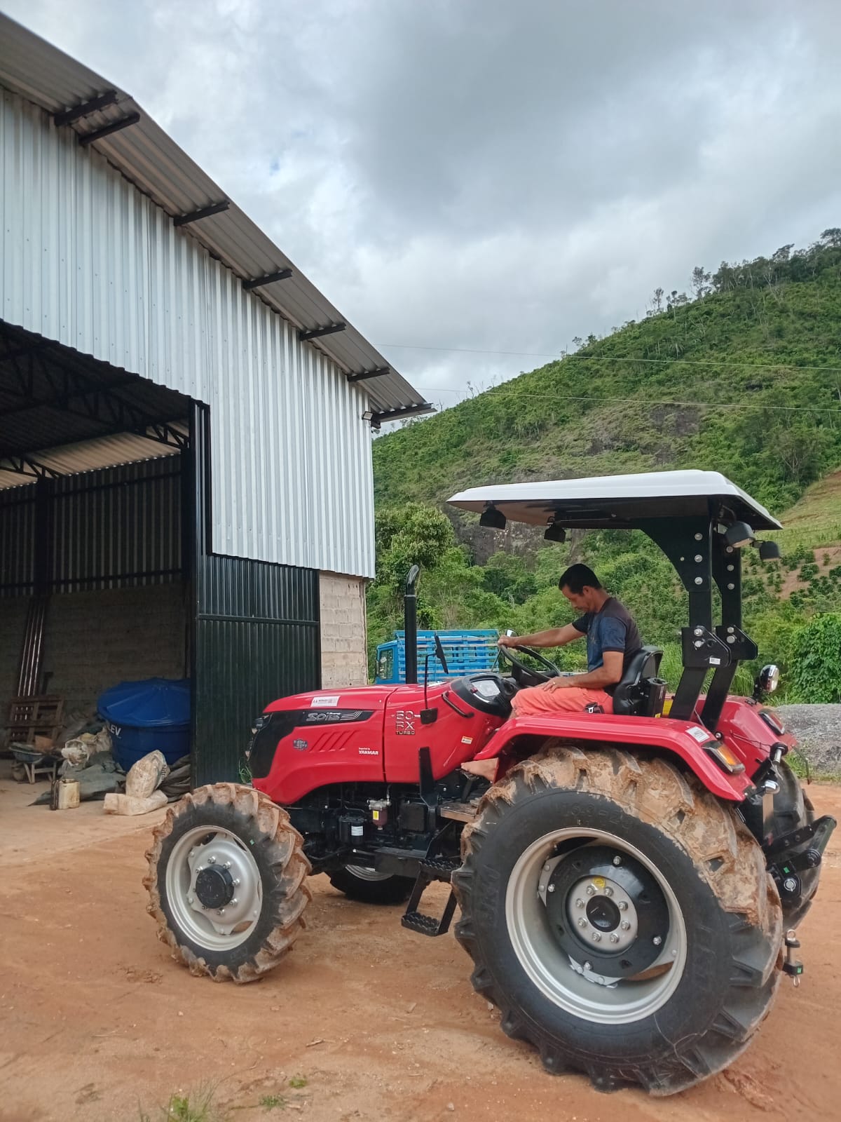 Trator Solis 60RX Turbo chegando ao município transportado pela Minasu Implementos Agrícolas